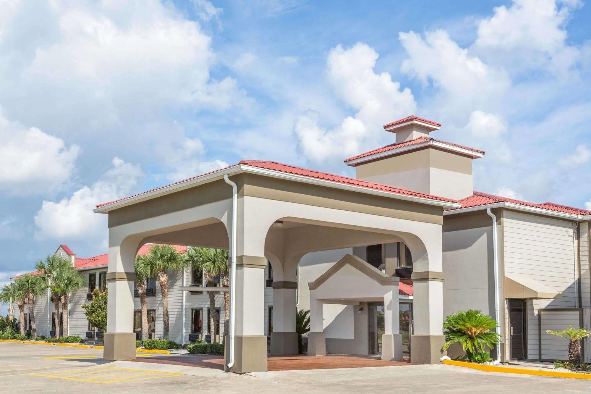 Days Inn By Wyndham Galliano La Exterior foto